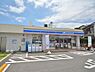 周辺：飲食料品や生活雑貨を取り揃え、周辺住民や通勤・通学者に便利なサービスを提供しています。ATMや宅配便受付などもあり、地域の暮らしをサポートしています。