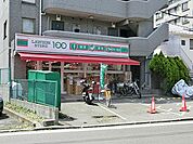 お弁当やおにぎり、スイーツを手軽に購入できるコンビニエンスストア。日用品なども販売するほか、ATM利用や公共料金の支払いなど多様なサービスを利用できます。