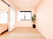 【Room】大きな窓からたっぷりと陽光が注がれる明るい空間。家族の成長に対応できる永住仕様の間取り。時を忘れて過ごす場所として過ごせるお部屋。