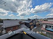 【View】開放感があり、遮るものもなく気持ちのいい景色が広がります。お部屋にも爽やかな風と暖かく柔らかな日差しが差し込み、毎日の暮らしを豊かに彩ります。