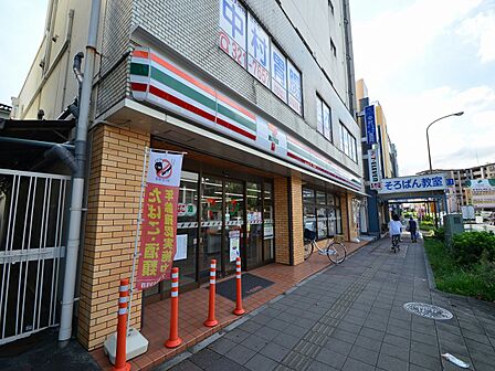 24時間営業のコンビニ。ATMや各種決済に対応し、日常の買い物やサービス利用に便利な店舗です。