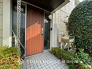 【Entrance】シンプルながらも洗練された印象の玄関スペース。住まいの入口として、さりげない良質感を感じられる空間です。