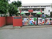 豊かな自然環境の中で子どもの成長を支える私立幼稚園です。遊びを通じた学びを大切にし、心身の健やかな発達や社会性を育む教育を実践しています。
