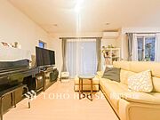 【Living room】ここにはみんなが集い、食事と楽しい会話が始まる。話に夢中になりすぎて、ついつい時を忘れてしまう。そんな束の間の幸せを感じさせてくれる場所。