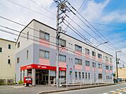 横浜笠間郵便局(280m)ゆうちょ銀行の貯金や送金、保険の手続きなどにも対応しており、地域の暮らしを支える身近な公共サービスの拠点となっています。