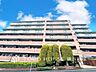外観：【Appearance】街並みに溶け込む落ち着いた雰囲気のマンション。周辺には生活利便施設も点在しており、日々の暮らしをイメージしながら現地をご覧いただけます。