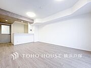 【Living room】柔らかな色合いのフローリングと清潔感の溢れるクロスが明るい空間を創り出しているリビングダイニング。憩いの場に相応しく、ここで楽しむ家族の時間が絆をより深めてくれそうです。