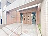 エントランス：【Entrance】洗練と温もりが調和するエントランスホール。訪れる人を心地よく迎え、特別な空間への期待感を高めます。
