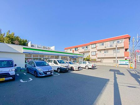 飲食料品や生活雑貨を取り揃え、周辺住民や通勤・通学者に便利なサービスを提供しています。ATMや宅配便受付などもあり、地域の暮らしをサポートしています。