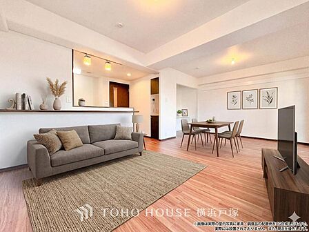 【Living room】家族が自然と集まる、心地よい時間が流れるリビング空間。ゆったりとした雰囲気の中で、くつろぎの時間を楽しめます。