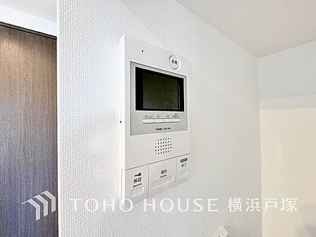 【TVモニタ付きインターホン】訪問者を玄関まで行かずに確認できます。嫌な訪問者と直接接触しないためトラブルを避けられます。