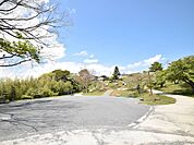 鍛冶ケ谷南公園(180m)園内にはすべり台やブランコなどの遊具、砂場が設置されており、子供たちの遊び場として親しまれています。緑も豊かで、地域住民の憩いの場となっています。