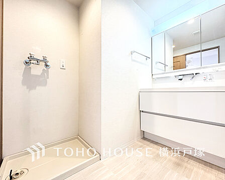 【Powder room】平日の朝であっても落ち着きと寛ぎを感じられる。コーディネートされた空間で身だしなみを整えられます。