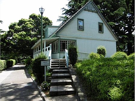 日本で初めて建設された西洋式公園です。日本におけるテニスの発祥の地とも言われています。大木に歴史を感じる緑豊かなスポット。
