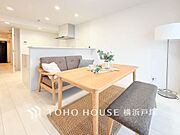 【Living room】光と風が溢れる開放的なリビングダイニングには自然と家族みんなが集まってきます。明るく穏やかな空気の中で飲んだり、食べたり、笑ったり。