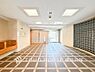 エントランス：格調と気品を息づかせた個性的なデザイン空間が、住む人や訪れる人を室内へとやさしくエスコートします。