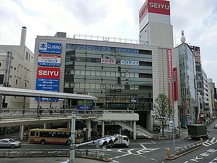 JR・小田急線町田駅からすぐの24時間営業のスーパーです。食料品から日用品まで圧倒的な低価格で揃い、仕事帰りや深夜の買い物にも便利な、地域になくてはならないお店です。