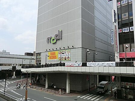 ファッションからグルメまで楽しめる商業施設。カフェ・レストランは夜23時まで営業しています。