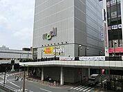 ファッションからグルメまで楽しめる商業施設。カフェ・レストランは夜23時まで営業しています。