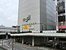 周辺：ファッションからグルメまで楽しめる商業施設。カフェ・レストランは夜23時まで営業しています。