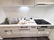 【Kitchen】家事動線やリビングとのつながりに配慮し、食事の準備や片付けなどの家事を楽しくするキッチンスペースに仕上げました。毎日使う場所だから気持よく使えて、居心地の良い空間に。