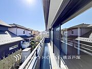 【Balcony】めまぐるしく過ぎ行く日々の中でゆったりとした休息と癒しを提供してくれる居住者のプライベート空間。