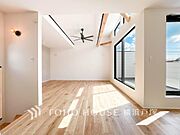 【Living room】家族みんなが爽やかに健やかに過ごせるように、溢れる光をたっぷり取り込んだリビングダイニング。集いの場、憩いの場としての快適性を求めたやすらぎの空間です。