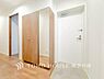 玄関：【Entrance】お客様をお迎えする玄関は落ち着いた雰囲気。帰り着くたびに洗練されたテイストの空間に迎えられ誇りと喜びを感じる玄関まわりです。