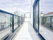 【Balcony】気持ちのいい空が見渡せる広いバルコニー。爽やかな風を感じて、心躍る素敵な暮らしがはじまります。