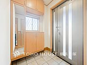 【Entrance】お客様をお迎えする玄関は落ち着いた雰囲気。帰り着くたびに洗練されたテイストの空間に迎えられ誇りと喜びを感じる玄関まわりです。
