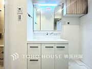 【Powder room】使いやすさとデザイン性を兼ね備えた洗面台。収納スペースも豊富で、毎日の洗面がスムーズで快適に。