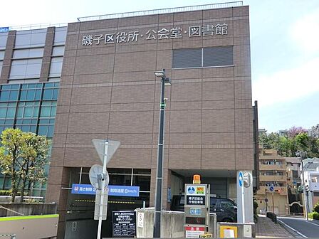 引っ越しの際の手続きや乳幼児健診などで利用することの多い区役所。総合庁舎内に図書館と公会堂が設置されています。