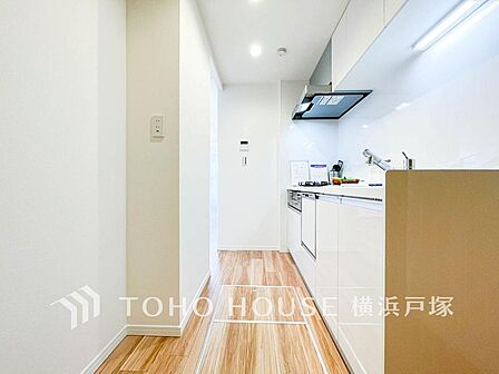 【Kitchen】長い時間滞在するキッチンだからこそ、食事の準備を楽しい時間に、忙しい時でもスムーズに無駄なく作業できる、お手入れも簡単にできるなど、毎日を楽しくするキッチンスペースに仕上げました。