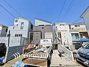 【Appearance】周囲には住宅が広がり、落ち着いた雰囲気が感じられる環境です。実際に現地をご覧いただくことで、日常の暮らしを想像しやすい立地です。(2026年4月撮影)