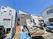 【Appearance】穏やかな風と陽光を導き、プライバシーに配慮された設計プランを採用し、居住性を一段と心地よいものにしています。(2026年4月撮影)