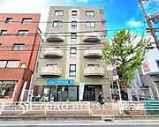 【Entrance】家族やゲストをやさしく迎える玄関。シンプルな中にセンスが光る、印象的なエントランス空間。
