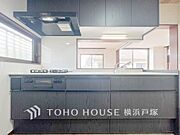 【Kitchen】ご家族みんなで調理ができる位のスペースを実現したキッチン空間となっております。みんなで作った料理を召し上がりながらの会話は、どのような物になるのでしょうか。