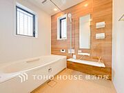 【Bathroom】快適な使い心地とゆとりある空間が1日の疲れを解きほぐすバスルーム。空間も浴槽もゆったりのびのび使えるゆとり設計。広く感じるゆとり設計で快適なリラックスタイムを過ごせます。