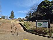 自然を思いっきり感じられる公園です。遊具も揃い、ロング滑り台が人気です。お子様ものびのび遊ぶことができます。