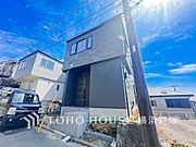 【Appearance】穏やかな風と陽光を導き、プライバシーに配慮された設計プランを採用し、居住性を一段と心地よいものにしています。周辺環境とのコラボレーションにより明るく開放的な空間を演出。