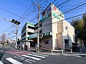 「鮮度はおいしさ」が合言葉の地域密着型の良心的なスーパー。メンバーズカードでポイントを貯めるとお買い物に使える金券が発行されます。