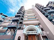 【Appearance】陽光が降り注ぐ青空の下、堂々とした外観が印象的なマンション。ご家族の成長を見守る、安心感のある住まいです。