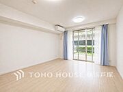 【Living room】ご家族やお客様との時間など、多くの時を刻む空間。何気なく過ぎる時でさえも上質なひと時となる快適な空間を目指して。(AIによる家具けし加工済み)