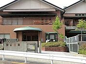 きらら保育園(800m)モンテッソーリの教育法に基づく異年齢混合保育形態。モンテッソーリの理想と方法を大いに生かし子供たちが「自立（自律）」していくための能力を伸ばしていく。