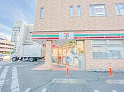 セブン-イレブン 横浜能見台東店(900m)飲食料品や生活雑貨を取り揃え、周辺住民や通勤・通学者に便利なサービスを提供しています。ATMや宅配便受付などもあり、地域の暮らしをサポートしています。