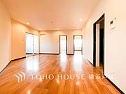 「Living room」家族と過ごすひと時を溢れる光が優しく包み込むリビングダイニング。家族とともに、心穏やかに過ごすひととき。家族との時間、自分の時間を大切にできる空間がここにあります。