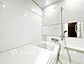 浴室：「Bathroom」快適な使い心地とゆとりある空間が1日の疲れを解きほぐすバスルーム。空間も浴槽もゆったりのびのび使えるゆとり設計。広く感じるゆとり設計で快適なリラックスタイムを過ごせます。
