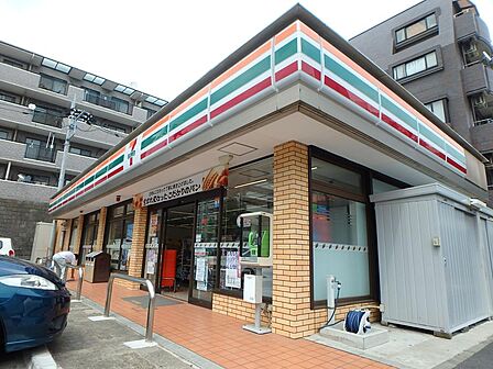 お弁当やおにぎり、スイーツを手軽に購入できるコンビニエンスストア。日用品なども販売するほか、ATM利用や公共料金の支払いなど多様なサービスを利用できます。