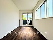 「Room」大きな窓からは快適な光を取り入れ、通気性能を上げる事で居心地の良い空間を演出します。多くの時間を過ごす住まいだからこそ、いつも快適な場所であるように心掛けています。