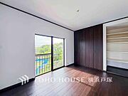 【Living room】一日の中で多くの時間を過すことになる住まいだからこそ、いつも穏やかな空間であるように心掛けています。構成する建材などへの配慮が、住まう方の健康を守ります。
